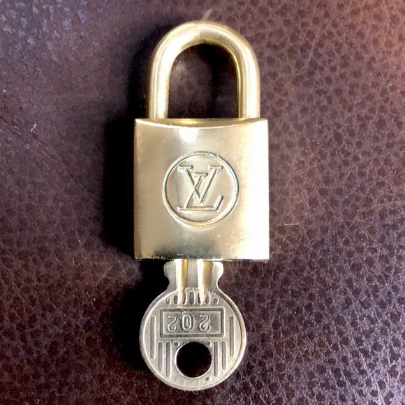 Vintage LV Louis Vuitton Padlock Lock & Key 202 - Picture 10 of 10